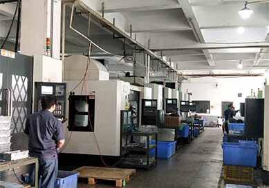 嚴格控制加工質(zhì)量，各類(lèi)儀器和檢具來(lái)保證精度