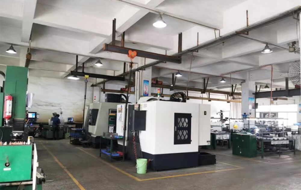 自有模具車(chē)間，擁有模具制作需要的各種機床、火花機、線(xiàn)切割機等設備，按客戶(hù)不同需要開(kāi)發(fā)新模。