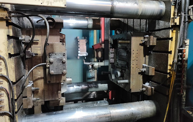 壓鑄成型，機器人取件