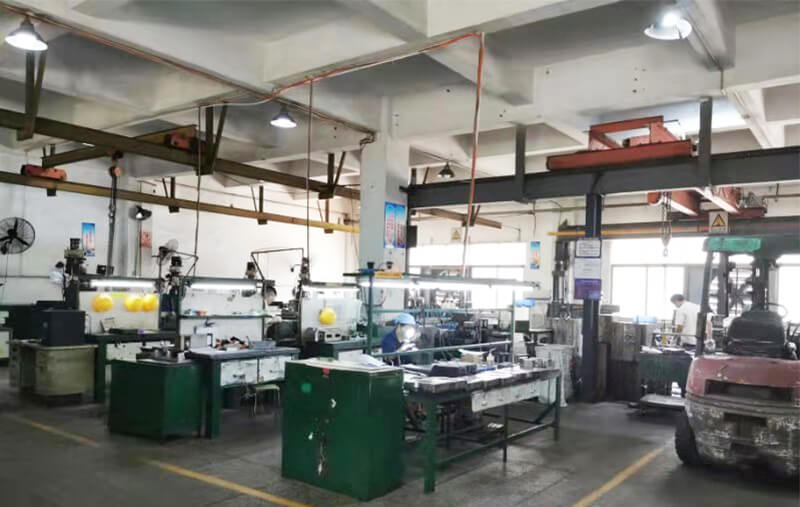 模房：線(xiàn)切割機，火花機，銑床，大磨床，精雕機共30臺。