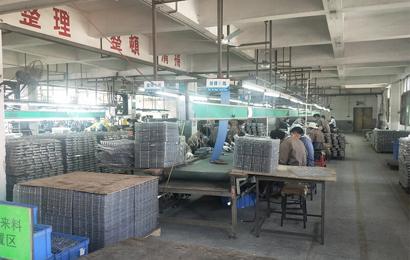 加工課：?jiǎn)屋S鉆床，整形線(xiàn)，去披鋒線(xiàn)，多軸鉆孔機，拉砂機，攻牙機，打磨線(xiàn)，甩干機等共55臺。