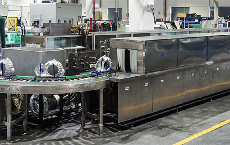 表面處理：噴砂，噴油，噴漆，噴粉，拋丸，流水線(xiàn)烘干線(xiàn)，超聲波清洗，磨光等共37臺。